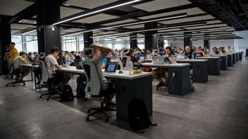 „Let him sit in the middle of this stupid office.” Microsoft CEO wants everyone to work in open space, not remotely